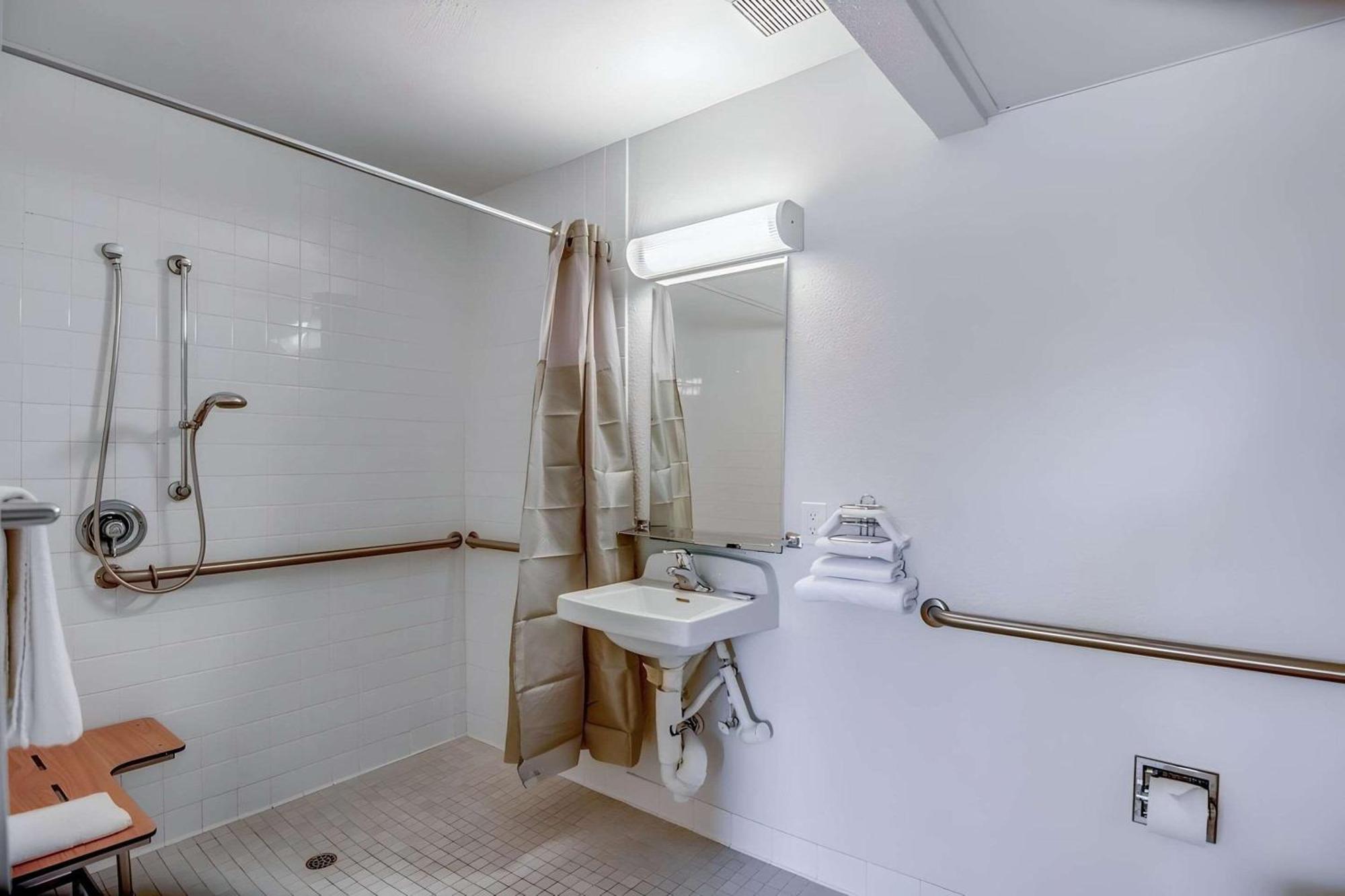 Park Inn By Radisson, Tracy Εξωτερικό φωτογραφία